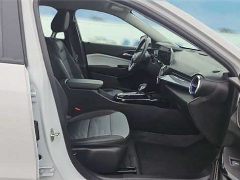 Used 2025 Chevrolet Trax LT w/ LT Convenience Package image 13