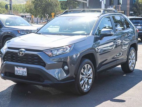 Used 2021 Toyota RAV4 XLE Premium image 3