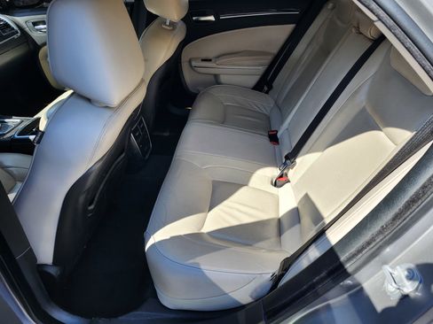 Used 2018 Chrysler 300 Limited w/ Safetytec Plus Group image 5