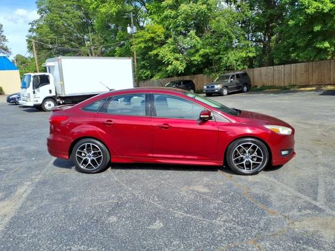 Used 2015 Ford Focus SE w/ SE Ecoboost Package FWD image 2