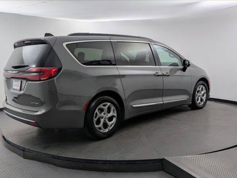 Used 2023 Chrysler Pacifica Limited FWD image 8