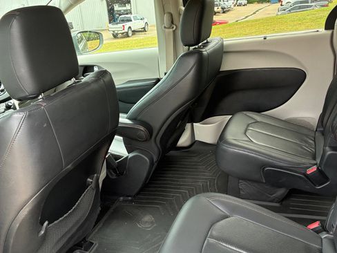 Used 2020 Chrysler Pacifica Touring-L image 21