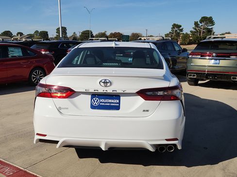 Used 2024 Toyota Camry SE image 6