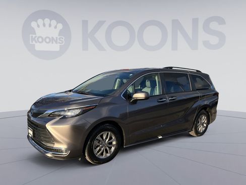 Used 2022 Toyota Sienna XLE image 1