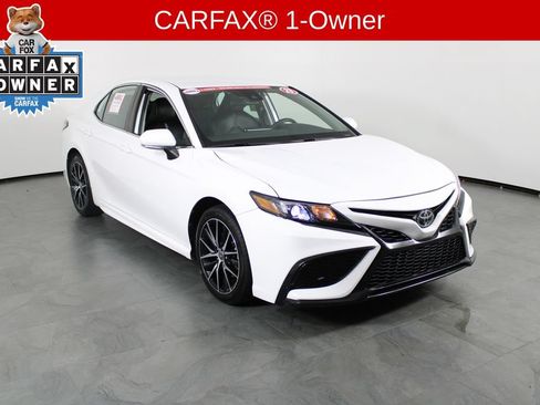 Used 2023 Toyota Camry SE FWD image 4