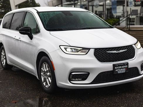 Used 2024 Chrysler Pacifica Touring-L image 6