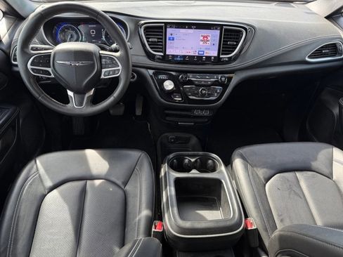 Used 2025 Chrysler Pacifica Select image 13