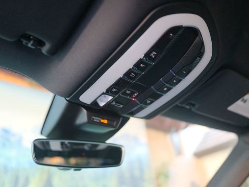 Used 2021 Porsche Macan image 27