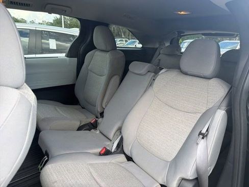 Used 2025 Toyota Sienna LE FWD image 5