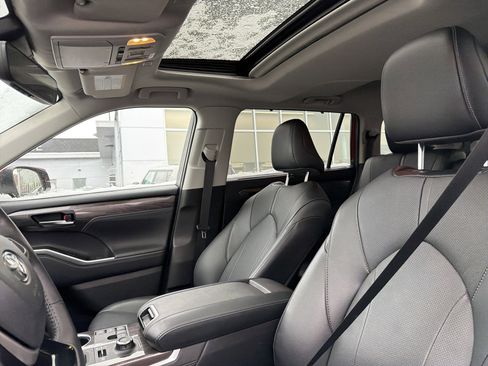 Used 2024 Toyota Highlander Limited image 28