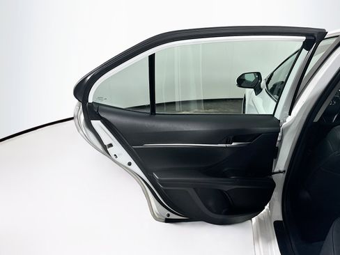 Used 2024 Toyota Camry SE image 25