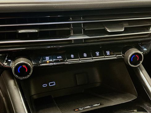 Used 2025 Chevrolet Traverse LT AWD/4WD image 24