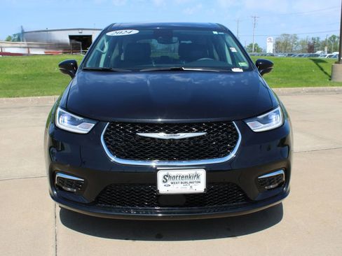 Used 2024 Chrysler Pacifica Touring-L FWD image 2