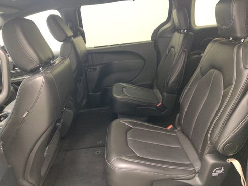 Used 2025 Chrysler Pacifica Select FWD image 18