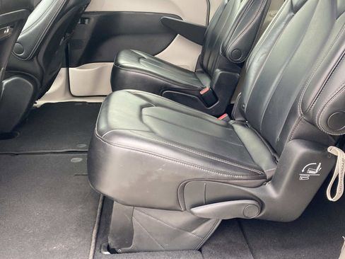 Used 2023 Chrysler Pacifica Touring-L image 12