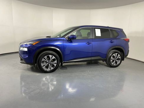Used 2023 Nissan Rogue SV image 3