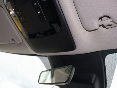 Used 2023 Kia Carnival LX image 12