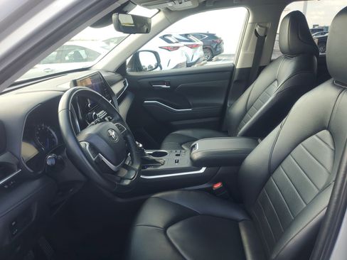 Used 2023 Toyota Highlander XLE FWD image 17