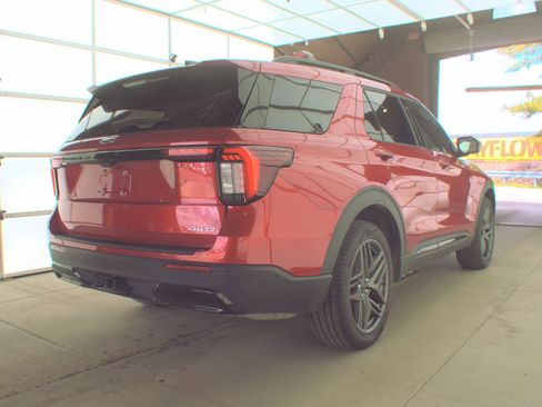 Used 2025 Ford Explorer ST-Line w/ ST-Line Street Pack AWD/4WD image 5