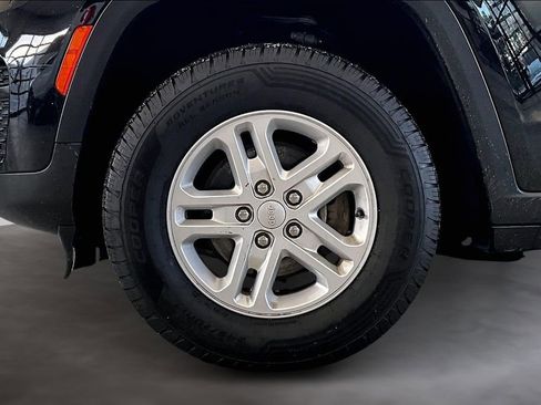 Used 2023 Jeep Grand Cherokee Laredo w/ Luxury Tech Group I image 10