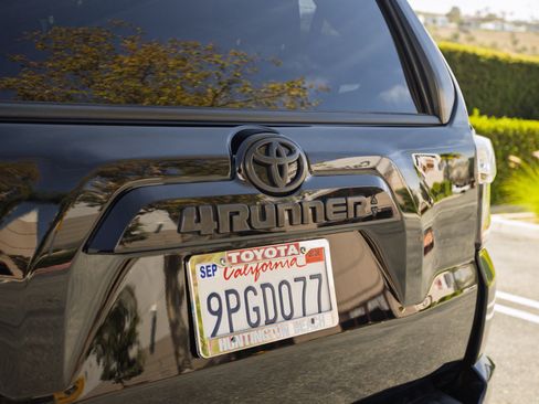 Used 2022 Toyota 4Runner SR5 AWD/4WD image 11