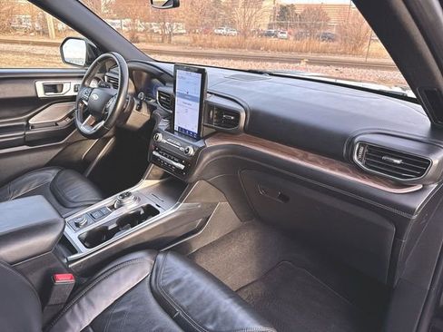 Used 2020 Ford Explorer Platinum w/ Premium Technology Package image 29