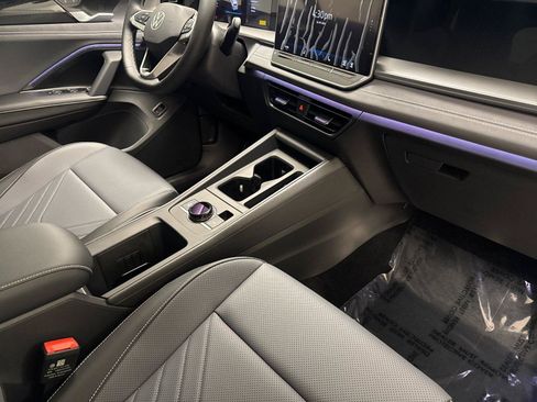 New 2026 Volkswagen Tiguan SE FWD image 15