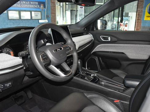 Used 2025 Jeep Compass Latitude w/ Sun & Sound Group AWD/4WD image 18