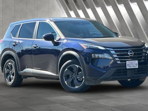 Used 2025 Nissan Rogue SV image 1