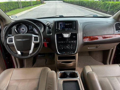 Used 2016 Chrysler Town & Country Touring w/ Driver Convenience Group FWD image 11
