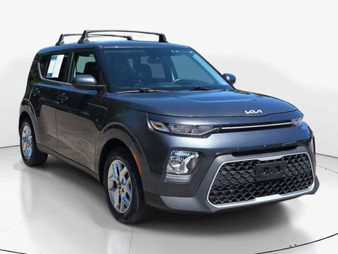 Used 2022 Kia Soul LX w/ Technology Package FWD image 2