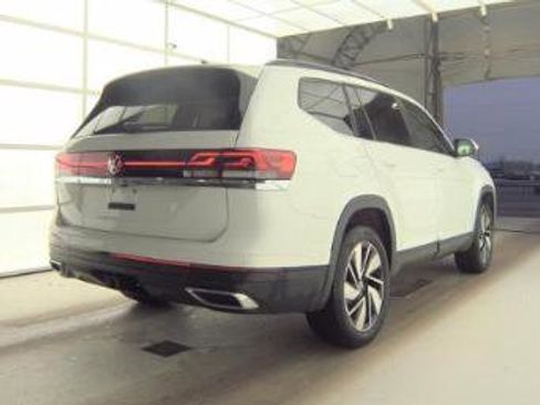Used 2024 Volkswagen Atlas SE image 4