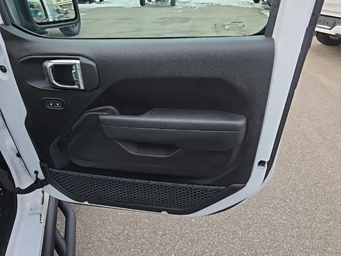 Certified 2023 Jeep Gladiator Willys image 11