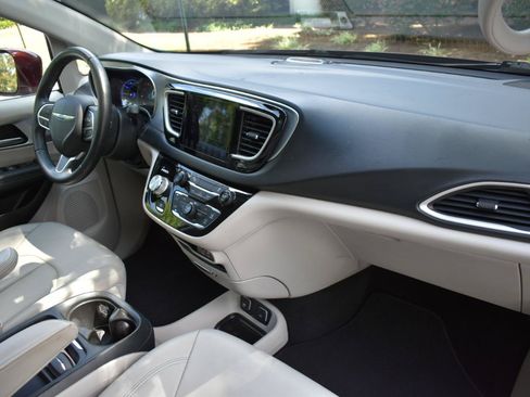 Used 2018 Chrysler Pacifica Touring-L FWD image 13