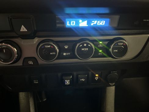 Used 2021 Toyota Tacoma TRD Sport AWD/4WD image 33