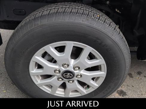 Used 2025 Toyota Tacoma SR5 AWD/4WD image 17