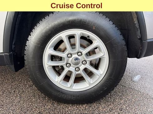 Used 2018 Jeep Grand Cherokee Laredo image 9