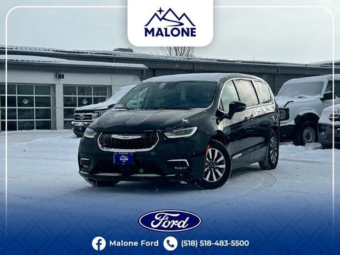 Used 2023 Chrysler Pacifica Touring-L image 1