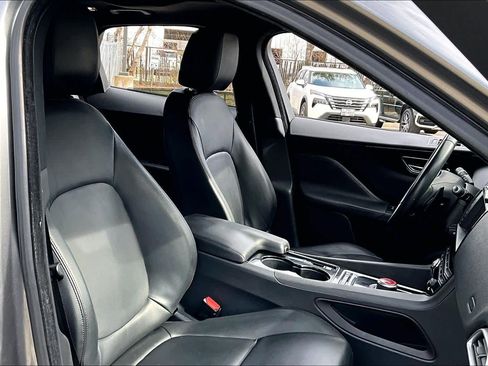 Used 2017 Jaguar F-PACE Premium image 9