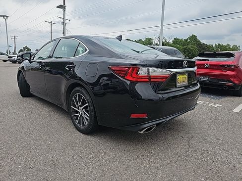 Used 2018 Lexus ES 350 w/ Luxury Package w/Wood Trim image 27