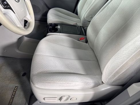 Used 2014 Toyota Sienna LE image 11