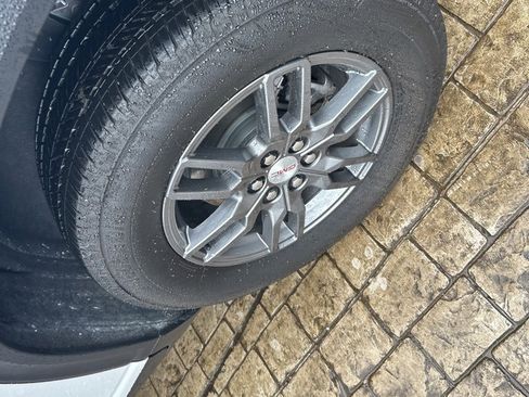 Used 2025 GMC Acadia Elevation image 10