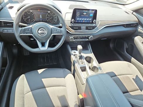 Used 2025 Nissan Altima 2.5 SV FWD image 10