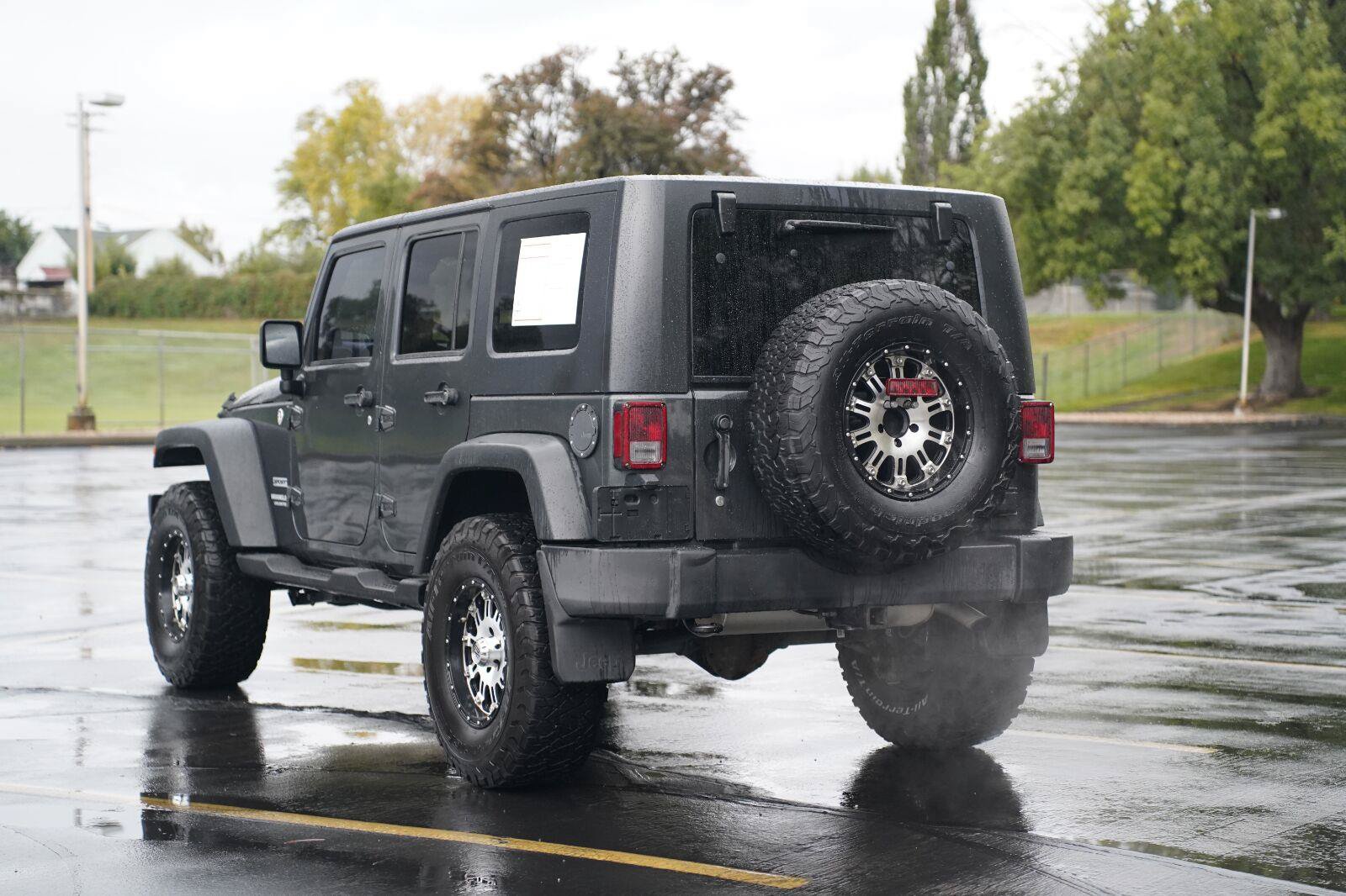 Used 2010 Jeep Wrangler Unlimited Sport AWD/4WD image 3