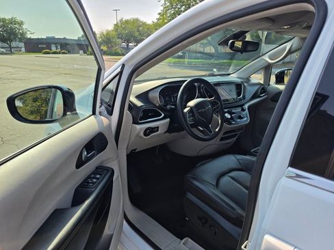 Used 2024 Chrysler Pacifica Touring-L FWD image 23