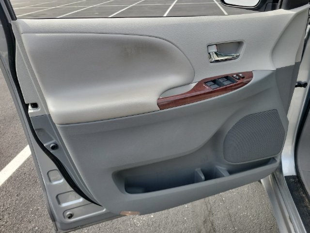 Used 2014 Toyota Sienna XLE FWD image 34