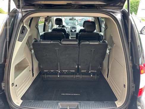 Used 2015 Chrysler Town & Country Touring FWD image 10