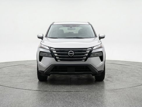 Used 2025 Nissan Rogue SV image 2