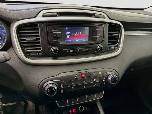 Used 2016 Kia Sorento LX w/ LX Convenience Package image 25