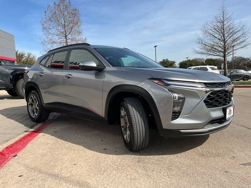 Used 2025 Chevrolet Trax LT image 4